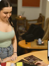 Stálá klientka na recepci studia Sai Mai
